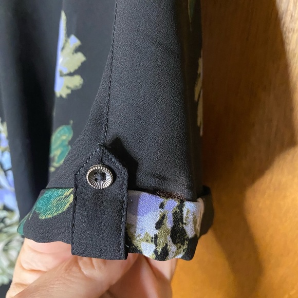 Maurices Black and Floral Top 2x - Picture 2 of 5